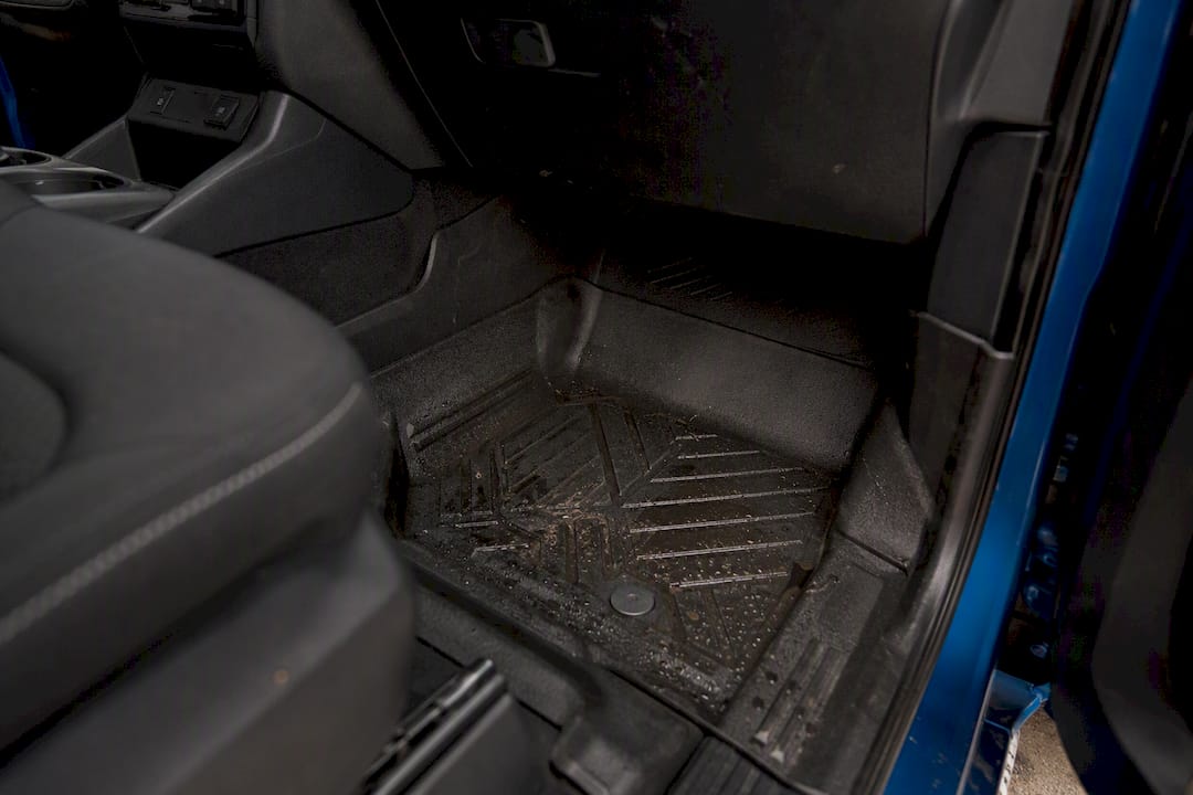 Bronco vehicle footwell with fitted floor liners