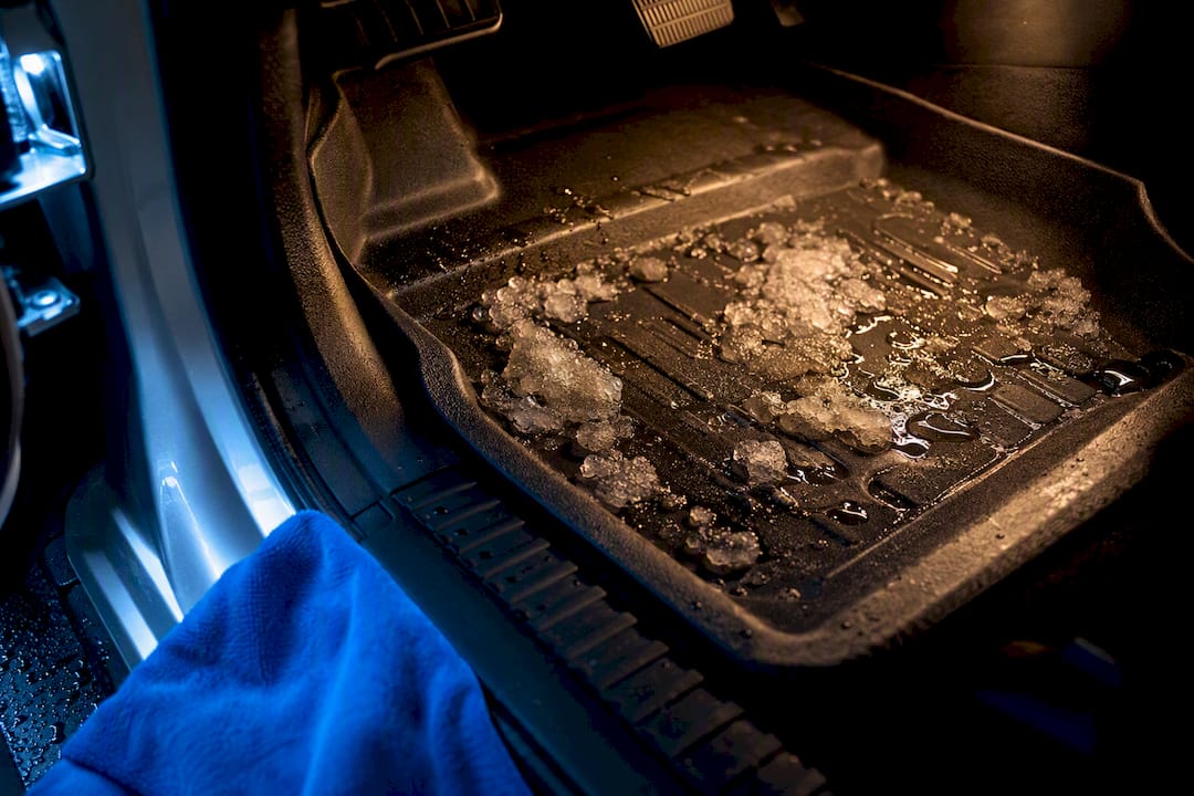 Raised-edge liner containing melted snow