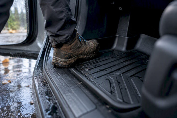 Raised-lip liner containing muddy footwear