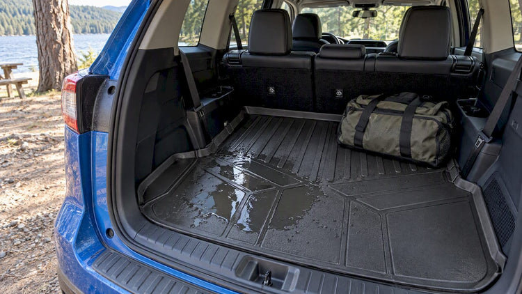 Raised lip liner fitted in a crossover cargo area