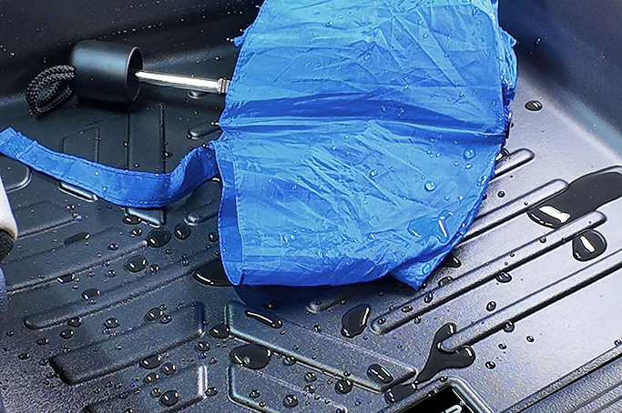 Waterproof floor mat with umbrella